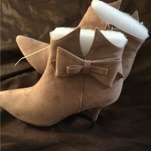 Light pink velour booties size 8.
